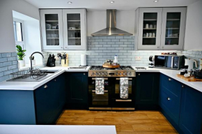 Porthmadog, Sleeps 11, 5 Bedrooms, 5 Bathrooms, Mountain Views